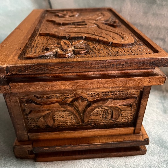 Beautiful handmade butterfly jewelry box, all hand carved, 9”X6”, so pretty - Picture 4 of 9